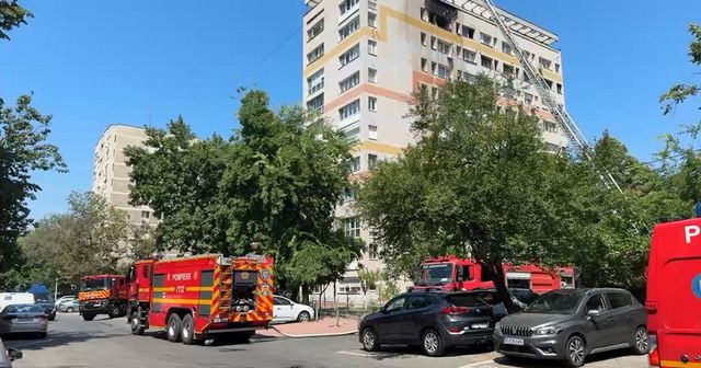 Incendiu de proporții într-un bloc capitală, 45 de persoane au fost