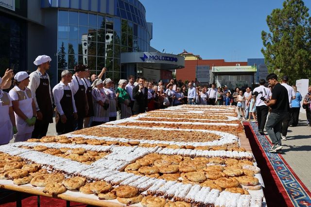 Record național la Moldexpo: Cea mai mare plăcintă cu vișine din Republica Moldova are 48 de metri pătrați