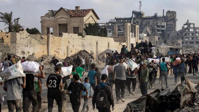 Gaza, 'raid israeliani vicino a 2 centri aiuti, 26 morti