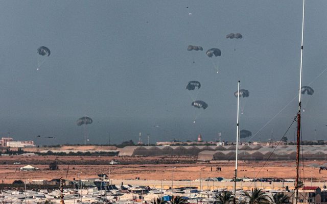 Statele Unite vor începe să parașuteze ajutoare umanitare în Gaza