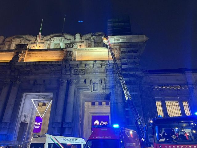 Paura a Milano, un uomo si arrampica sulla facciata della stazione Centrale