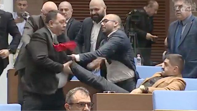 Бой в парламента: Радостин Василев и Гюнай Далоолу размахваха юмруци и ритници