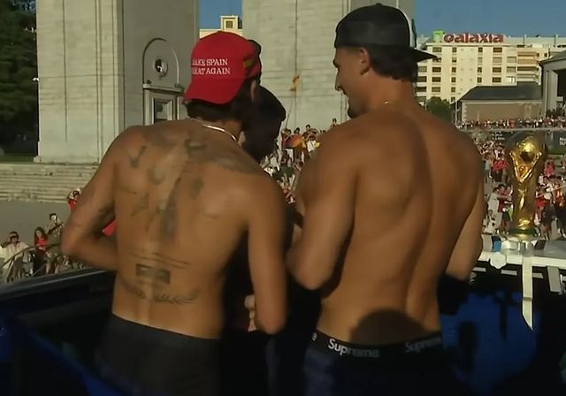 La gorra de Ferran Torres ‘Made Spain great again’ en honor a Trump