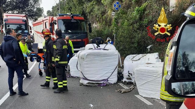 Salerno: tir con ecoballe travolge gruppo ciclisti, morto 49enne