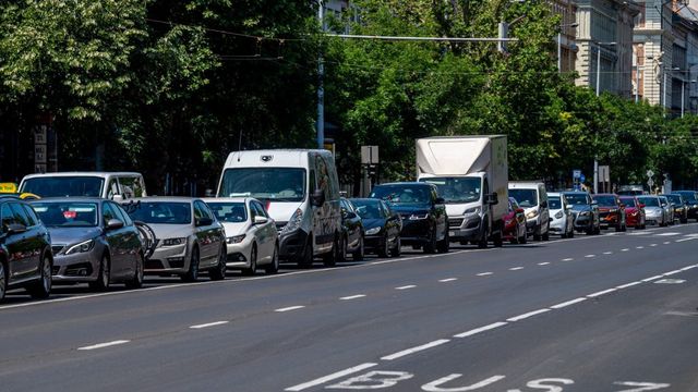 Több százezer dolgozó munkába járását könnyíti meg a kormány