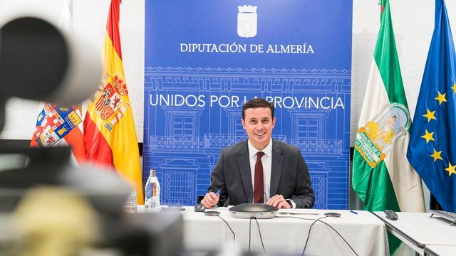 El juez señala que el expresidente de la Diputación de Almería conocía las mordidas