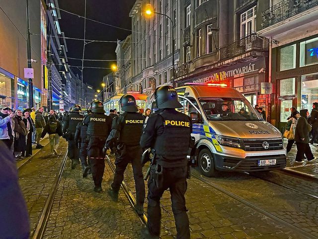 Policie v Praze zadržela 17 demonstrantů blokujících dopravu na Národní třídě