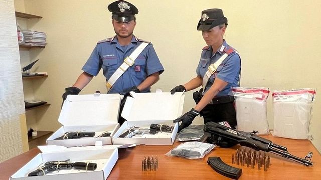Scoperto arsenale in un furgone vicino a Roma, dentro alle borse anche un Kalashnikov