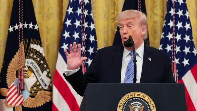 USA dočasně přestanou chránit lodě v Hormuzském průlivu, uvedl Trump