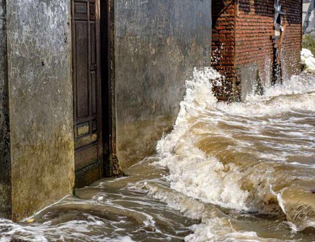 Най-малко 12 души загинаха при наводнения в китайската провинция Хънан