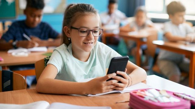 Încă o țară europeană vrea să interzică folosirea telefoanelor mobile în școli