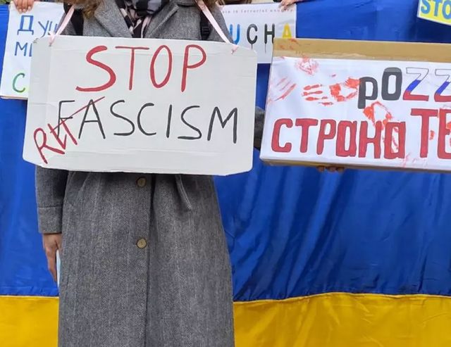 Протест пред руското посолство заради агресията срещу Украйна