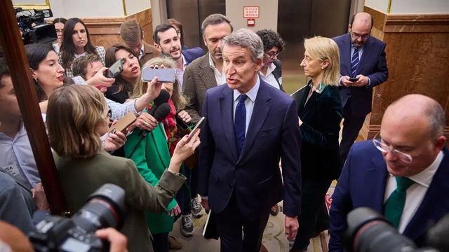 Feijóo acusa a Sánchez de regularizar “a granel” inmigrantes con antecedentes penales