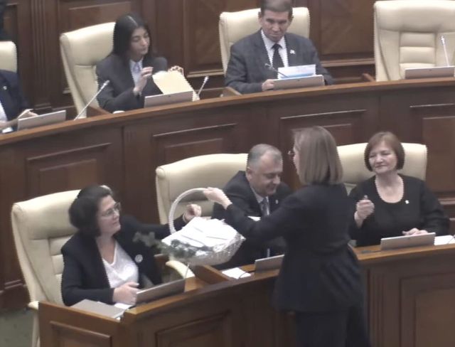 Aleșii poporului vor deveni Moș Crăciun pentru 101 copii cu dizabilități din întreaga țară