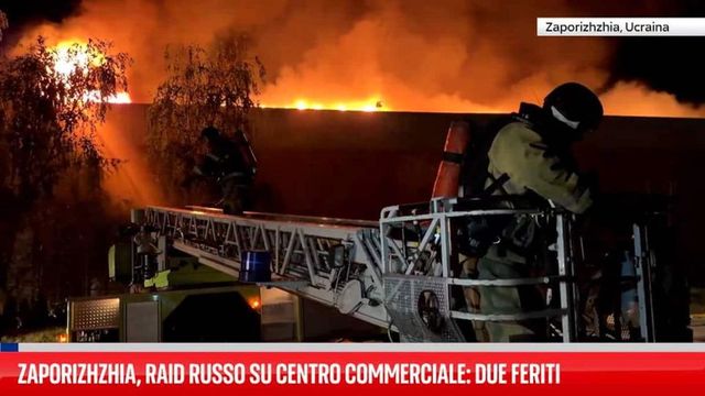 Nuovi raid russi su centro commerciale di Zaporizhzhia, due i feriti