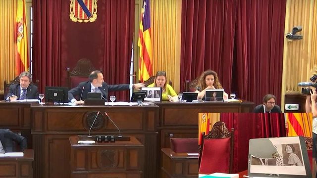 El presidente del Parlamento balear, de Vox, rompe la foto de una víctima del franquismo