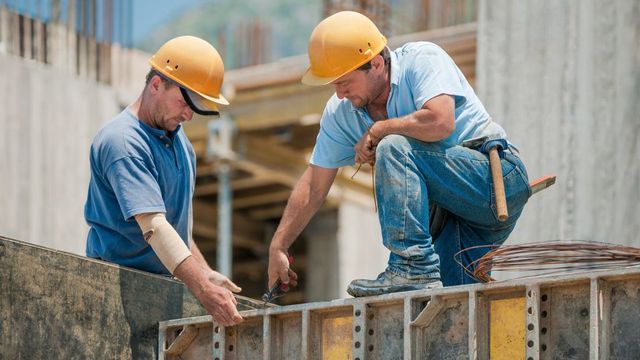 Meziroční růst českého průmyslu dál zpomalil, v únoru výroba stoupla o 1,3 %