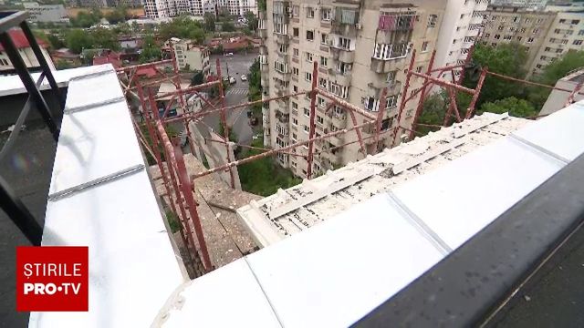 O fată de 15 ani a murit după ce a căzut de la etajul unui bloc aflat în reabilitare, în București