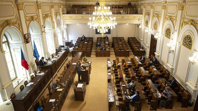 Sněmovna znovu schválila spornou změnu pravidel zaměstnávání státních úředníků