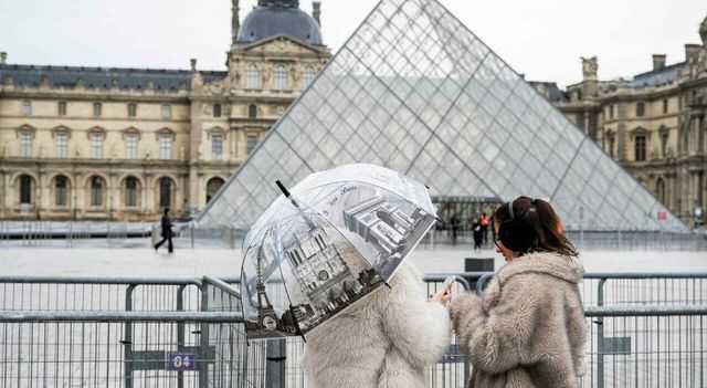 Scandali e colpo al Louvre, si dimette la direttrice del museo