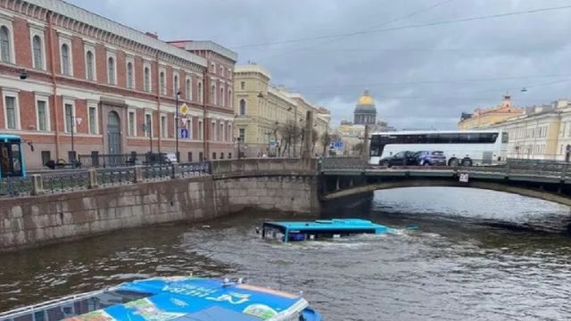 Un autocar plin cu pasageri a căzut într-un rîu din Sankt Petersburg