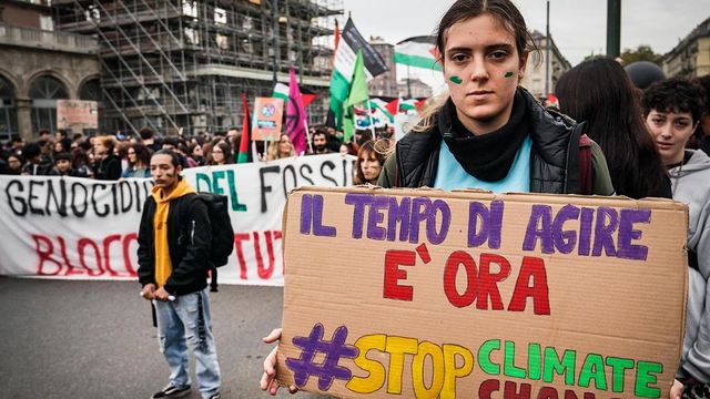 Corteo verso l'assemblea dell'Anci a Bologna, tafferugli e cariche