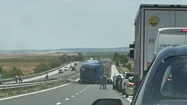 Тир се вряза в автомобил край село Зимница, загинаха възрастен и две деца