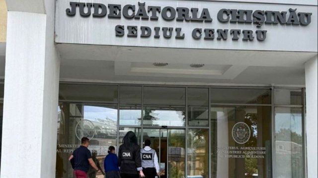 Percheziții la Judecătoria Chișinău, sediul Centru, într-un dosar de corupție