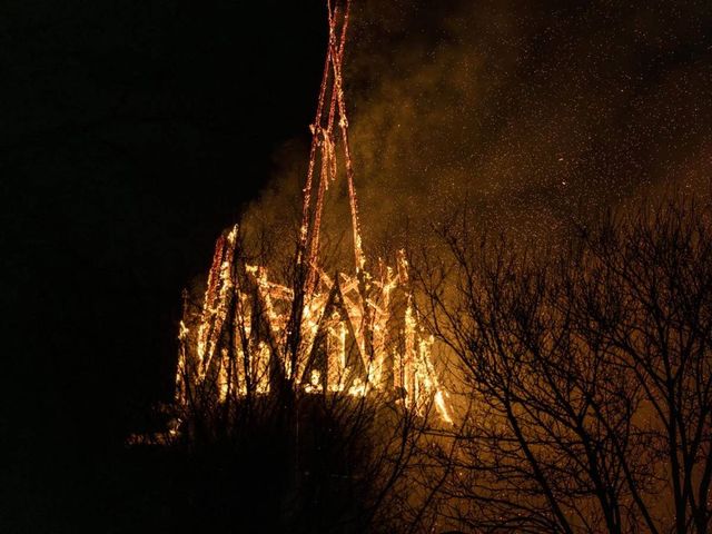 Brucia chiesa in centro Amsterdam, crolla il campanile