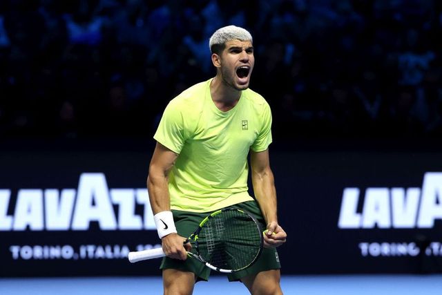 Carlos Alcaraz primește trofeul ATP pentru încheierea anului pe locul 1 mondial