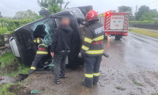 Un microbuz cu opt cetățeni la bord, implicat într-un grav accident la Suceava