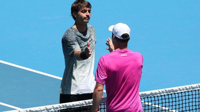 Cobolli subito fuori agli Australian Open, Paolini senza problemi