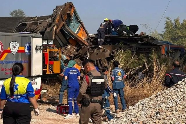 Tragedie în Thailanda: 22 de morți după ce o macara s-a prăbușit peste un tren care a deraiat și a luat foc