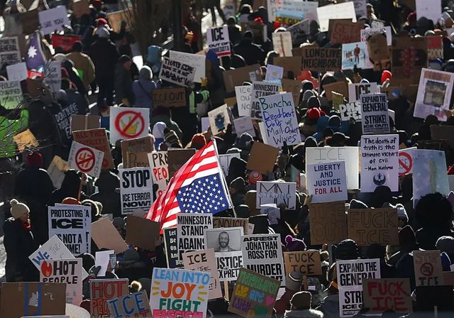 Decenas de miles de personas toman Mineápolis contra Trump en la que participa Bruce Springsteen