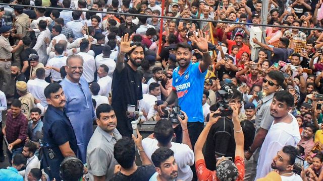 Watch: Vadodara welcomes its World Cup winning son Hardik Pandya back home