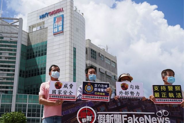 Hong Kong Police Raid Pro-Democracy Newspaper Apple Daily, Arrest 5