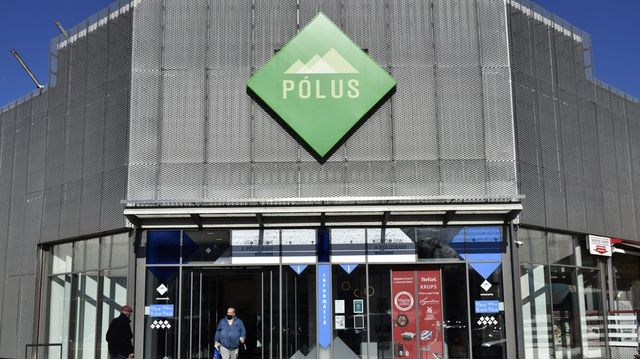 Többen is szúrós szagot éreztek a Pólus Centerben, végül 15 embert vittek kórházba