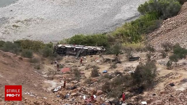 Cinci persoane rănite, după ce un microbuz s-a răsturnat