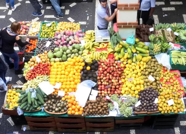 Trump riduce i dazi su caffè, tè, carne e banane