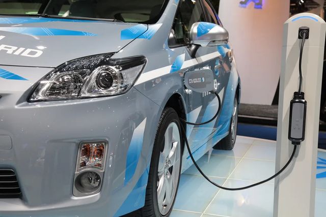 Impozitul pe mașinile hibride crește semnificativ