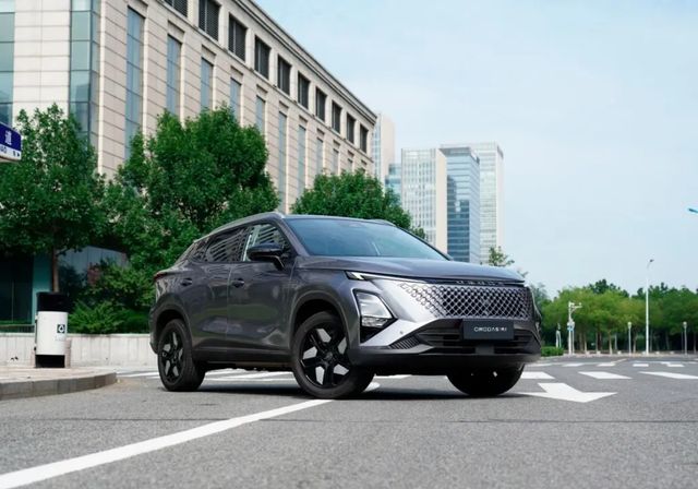 Omoda electrifica su gama en España con su nuevo SUV híbrido Omoda 5