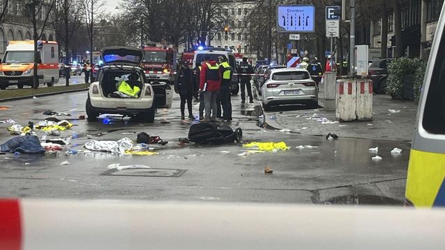 Összetört babakocsi és ruhák hevernek az utcán Münchenben, miután a tömegbe hajtott az autós Münchenben - videón, ahogy elkapják a férfit