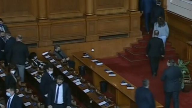 Депутатите от ГЕРБ напуснаха пленарната зала по време на президентското слово