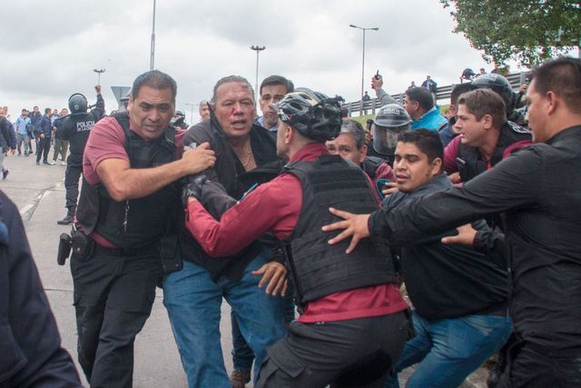 Un ministru argentinian a fost bătut violent de șoferii de autobuz furioși din cauza morții unuia dintre colegii lor