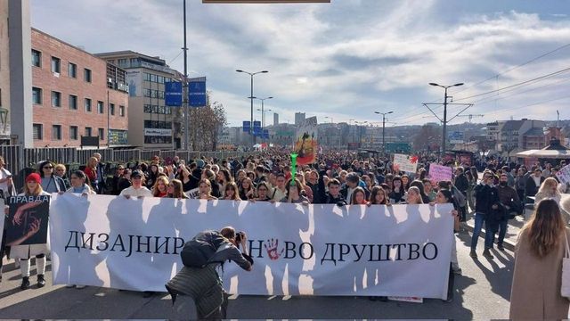 Studenții blochează podurile din Novi Sad și pun presiune pe președintele Vucic