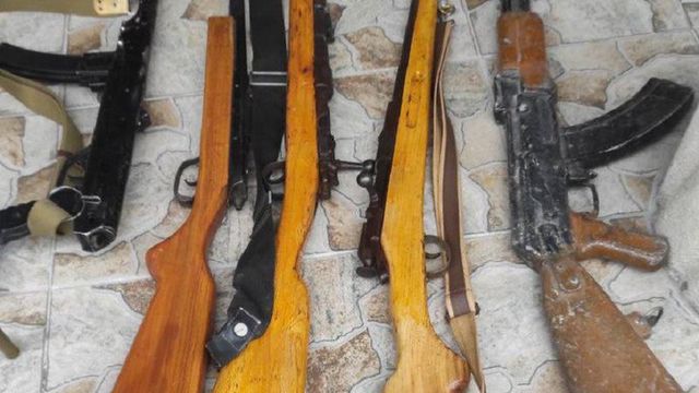 Percheziții la domiciliul unui bărbat, suspectat de deținerea ilegală a armelor