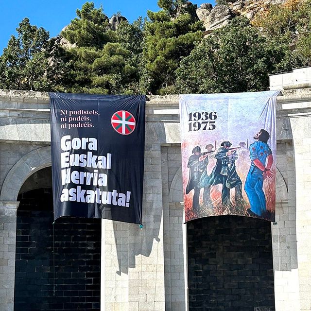 Sortu despliega una pancarta en recuerdo de los etarras 'Txiki' y Otaegi en el Valle de los Caídos