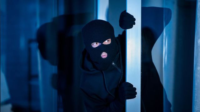 Крадци се опитали да изтръгнат банкомат с парите във Вълчедръм