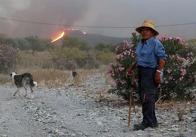 Almería amanece con un hilo de esperanza en Los Gallardos con los medios aéreos de vuelta contra el fuego