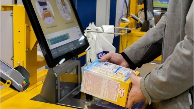 PSD ar vrea să taxeze magazinele în care oamenii își scanează singuri produsele